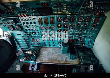 Im alten verlassenen stillgelegten Passagierflugzeug. Stockfoto