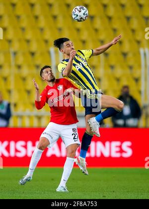 ISTANBUL, TÜRKEI - 12. APRIL: Kevin Mirallas von Gaziantep FK und Irfan Kahveci von Fenerbahce SK während des Super Lig Spiels zwischen Fenerbahce SK und GA Stockfoto