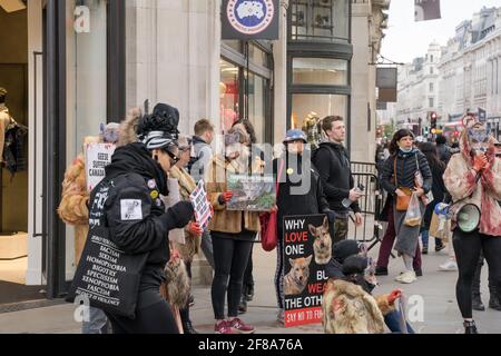 London, 12. April 2021: Aktivisten von Peta protestieren vor einem 'Canada Goose'-Laden gegen Tierquälerei in der Regent Street, Großbritannien Stockfoto