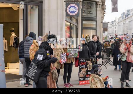 London, 12. April 2021: Aktivisten von Peta protestieren vor einem 'Canada Goose'-Laden gegen Tierquälerei in der Regent Street, Großbritannien Stockfoto