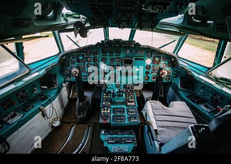 Im alten verlassenen stillgelegten Passagierflugzeug. Stockfoto