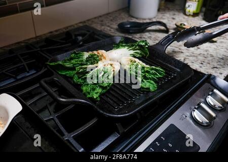 High-Angle-Schuss eines geschnittenen Bio-Bok Choy bereit Zum Kochen Stockfoto