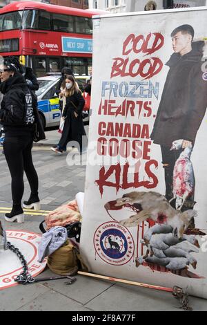 London, 12. April 2021: Aktivisten von Peta protestieren vor einem 'Canada Goose'-Laden gegen Tierquälerei in der Regent Street, Großbritannien Stockfoto