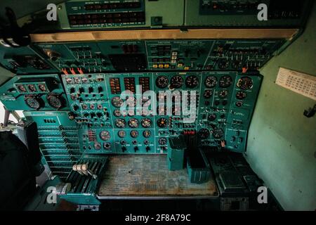 Im alten verlassenen stillgelegten Passagierflugzeug. Stockfoto