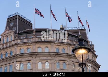 Auf den Gebäuden rund um den Londoner Trafalgar Square fliegen im Halbmast Gewerkschaftsflaggen, die dem 99-jährigen Herzog von Edinburgh, Prinz von Philip, Tribut zollen Stockfoto