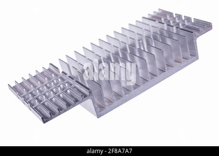 Aluminium-Kühlkörper, der in der Elektronik verwendet wird. Geräte zur Wärmeableitung in elektrischen Geräten. Isolierter Hintergrund. Stockfoto