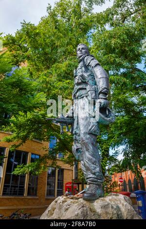 Statue eines irischen Guardsman in Kampfkleidung, die den irischen Guardsmen gewidmet ist, Motto „quis separabit“, Windsor Town Centre, Bekshire, UK Stockfoto