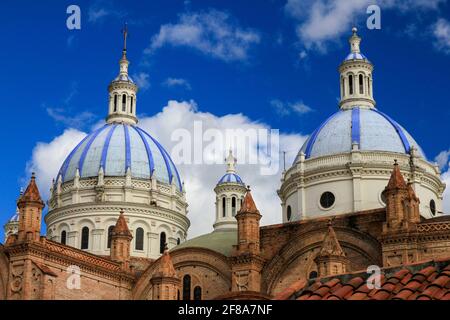 Blaue Kuppeln der Kathedrale in Cuenca, Ecuador, Südamerika gegen den blauen Himmel Stockfoto