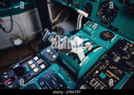 Im alten verlassenen stillgelegten Passagierflugzeug. Stockfoto