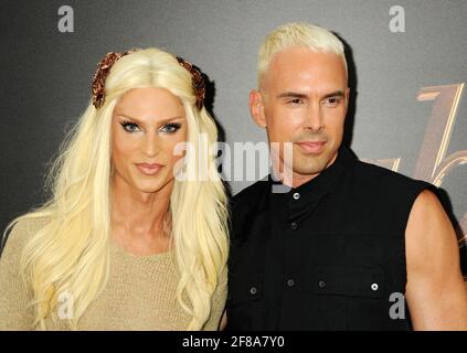 Phillipe Blonde, David Blonde nimmt an der Absolutely Fabulous The Movie New York Premiere Teil, die am Montag, den 18. Juli 2016, im SVA Theater in New York City stattfand. Foto von Jennifer Graylock-Graylock.com 917-519-7666 Stockfoto