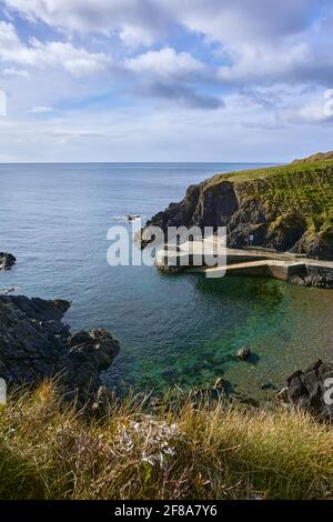 Blick auf die irischen Klippen. Strand in tramore ireland, Newtown Cove Stockfoto