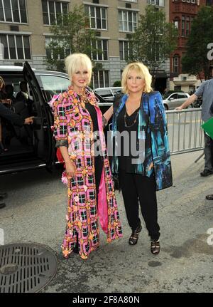 L-R: Joanna Lumley, Jennifer Saunders Wearing Blondes nimmt an der Absolutely Fabulous The Movie New York Premiere Teil, die am Montag, den 18. Juli 2016, im SVA Theatre in New York City stattfand. Foto von Jennifer Graylock-Graylock.com 917-519-7666 Stockfoto