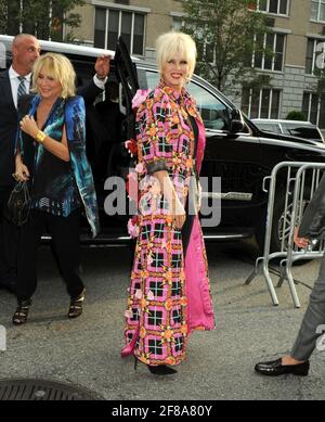 Joanna Lumley trägt Blondes bei der Absolutely Fabulous The Movie New York Premiere, die am Montag, den 18. Juli 2016, im SVA Theater in New York City stattfand. Foto von Jennifer Graylock-Graylock.com 917-519-7666 Stockfoto