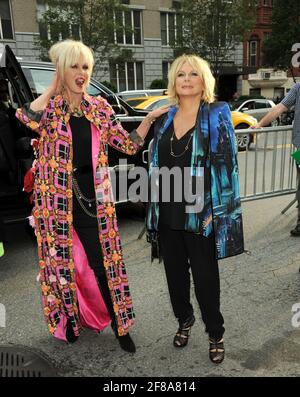 L-R: Joanna Lumley, Jennifer Saunders Wearing Blondes nimmt an der Absolutely Fabulous The Movie New York Premiere Teil, die am Montag, den 18. Juli 2016, im SVA Theatre in New York City stattfand. Foto von Jennifer Graylock-Graylock.com 917-519-7666 Stockfoto