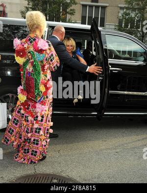 Joanna Lumley trägt Blondes bei der Absolutely Fabulous The Movie New York Premiere, die am Montag, den 18. Juli 2016, im SVA Theater in New York City stattfand. Foto von Jennifer Graylock-Graylock.com 917-519-7666 Stockfoto