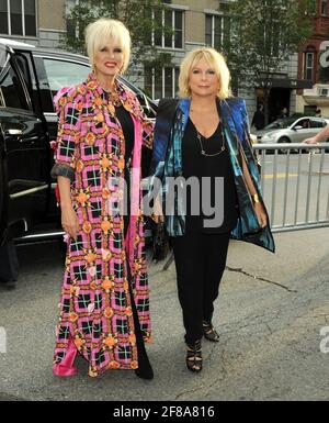 L-R: Joanna Lumley, Jennifer Saunders Wearing Blondes nimmt an der Absolutely Fabulous The Movie New York Premiere Teil, die am Montag, den 18. Juli 2016, im SVA Theatre in New York City stattfand. Foto von Jennifer Graylock-Graylock.com 917-519-7666 Stockfoto