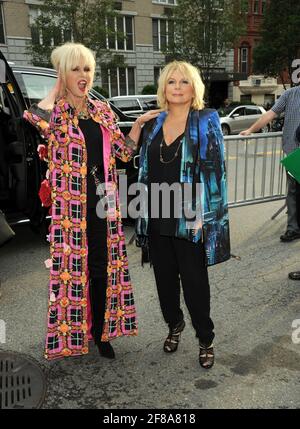 L-R: Joanna Lumley, Jennifer Saunders Wearing Blondes nimmt an der Absolutely Fabulous The Movie New York Premiere Teil, die am Montag, den 18. Juli 2016, im SVA Theatre in New York City stattfand. Foto von Jennifer Graylock-Graylock.com 917-519-7666 Stockfoto