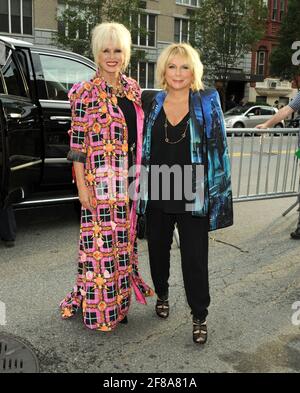 L-R: Joanna Lumley, Jennifer Saunders Wearing Blondes nimmt an der Absolutely Fabulous The Movie New York Premiere Teil, die am Montag, den 18. Juli 2016, im SVA Theatre in New York City stattfand. Foto von Jennifer Graylock-Graylock.com 917-519-7666 Stockfoto