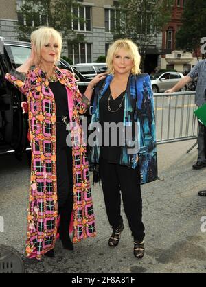 L-R: Joanna Lumley, Jennifer Saunders Wearing Blondes nimmt an der Absolutely Fabulous The Movie New York Premiere Teil, die am Montag, den 18. Juli 2016, im SVA Theatre in New York City stattfand. Foto von Jennifer Graylock-Graylock.com 917-519-7666 Stockfoto