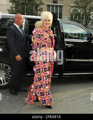 Joanna Lumley trägt Blondes bei der Absolutely Fabulous The Movie New York Premiere, die am Montag, den 18. Juli 2016, im SVA Theater in New York City stattfand. Foto von Jennifer Graylock-Graylock.com 917-519-7666 Stockfoto