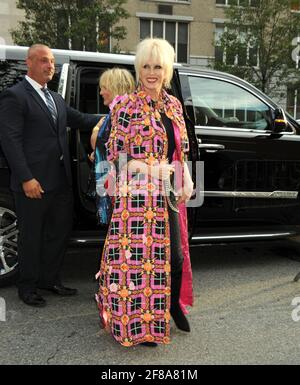 Joanna Lumley trägt Blondes bei der Absolutely Fabulous The Movie New York Premiere, die am Montag, den 18. Juli 2016, im SVA Theater in New York City stattfand. Foto von Jennifer Graylock-Graylock.com 917-519-7666 Stockfoto