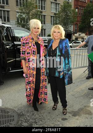 L-R: Joanna Lumley, Jennifer Saunders Wearing Blondes nimmt an der Absolutely Fabulous The Movie New York Premiere Teil, die am Montag, den 18. Juli 2016, im SVA Theatre in New York City stattfand. Foto von Jennifer Graylock-Graylock.com 917-519-7666 Stockfoto