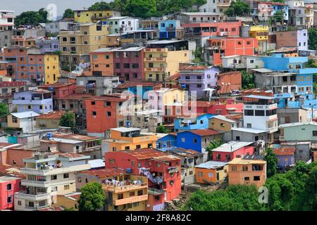 Bunt bemalte Häuser am Hang in Guayaquil, Ecuador, Südamerika Stockfoto