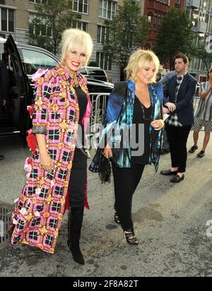 L-R: Joanna Lumley, Jennifer Saunders Wearing Blondes nimmt an der Absolutely Fabulous The Movie New York Premiere Teil, die am Montag, den 18. Juli 2016, im SVA Theatre in New York City stattfand. Foto von Jennifer Graylock-Graylock.com 917-519-7666 Stockfoto