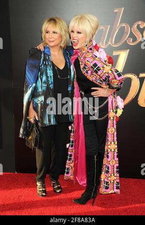 L-R: Jennifer Saunders, Joanna Lumley Wearing Blondes nimmt an der Absolutely Fabulous The Movie New York Premiere Teil, die am Montag, 18. Juli 2016, im SVA Theatre in New York City stattfand. Foto von Jennifer Graylock-Graylock.com 917-519-7666 Stockfoto