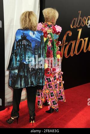 L-R: Jennifer Saunders, Joanna Lumley Wearing Blondes nimmt an der Absolutely Fabulous The Movie New York Premiere Teil, die am Montag, 18. Juli 2016, im SVA Theatre in New York City stattfand. Foto von Jennifer Graylock-Graylock.com 917-519-7666 Stockfoto