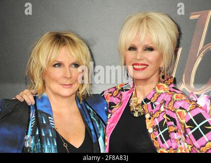 L-R: Jennifer Saunders, Joanna Lumley Wearing Blondes nimmt an der Absolutely Fabulous The Movie New York Premiere Teil, die am Montag, 18. Juli 2016, im SVA Theatre in New York City stattfand. Foto von Jennifer Graylock-Graylock.com 917-519-7666 Stockfoto