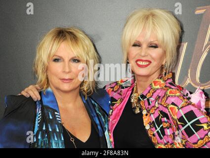 L-R: Jennifer Saunders, Joanna Lumley Wearing Blondes nimmt an der Absolutely Fabulous The Movie New York Premiere Teil, die am Montag, 18. Juli 2016, im SVA Theatre in New York City stattfand. Foto von Jennifer Graylock-Graylock.com 917-519-7666 Stockfoto