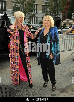 L-R: Joanna Lumley, Jennifer Saunders Wearing Blondes nimmt an der Absolutely Fabulous The Movie New York Premiere Teil, die am Montag, den 18. Juli 2016, im SVA Theatre in New York City stattfand. Foto von Jennifer Graylock-Graylock.com 917-519-7666 Stockfoto