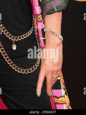 Joanna Lumley trägt Blondes bei der Absolutely Fabulous The Movie New York Premiere, die am Montag, den 18. Juli 2016, im SVA Theater in New York City stattfand. Foto von Jennifer Graylock-Graylock.com 917-519-7666 Stockfoto