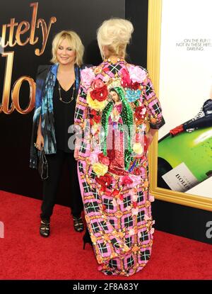 L-R: Jennifer Saunders, Joanna Lumley Wearing Blondes nimmt an der Absolutely Fabulous The Movie New York Premiere Teil, die am Montag, 18. Juli 2016, im SVA Theatre in New York City stattfand. Foto von Jennifer Graylock-Graylock.com 917-519-7666 Stockfoto