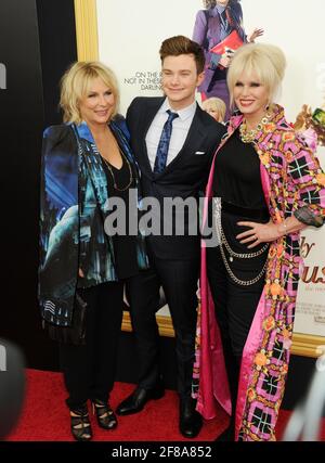 L-R: Jennifer Saunders, Chirs Colfer, Joanna Lumley Wearing Blondes nimmt an der Absolutely Fabulous The Movie New York Premiere Teil, die am Montag, 18. Juli 2016, im SVA Theater in New York City stattfand. Foto von Jennifer Graylock-Graylock.com 917-519-7666 Stockfoto