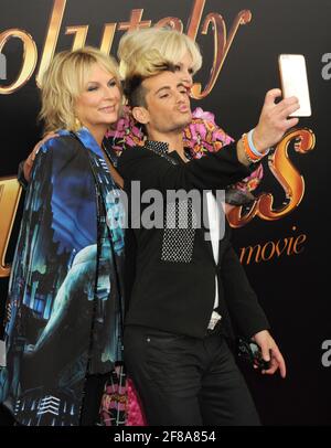 L-R: Jennifer Saunders, Joanna Lumley Wearing Blondes nimmt an der Absolutely Fabulous The Movie New York Premiere Teil, die am Montag, 18. Juli 2016, im SVA Theatre in New York City stattfand. Foto von Jennifer Graylock-Graylock.com 917-519-7666 Stockfoto