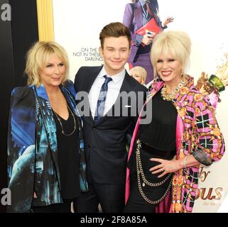 L-R: Jennifer Saunders, Chirs Colfer, Joanna Lumley Wearing Blondes nimmt an der Absolutely Fabulous The Movie New York Premiere Teil, die am Montag, 18. Juli 2016, im SVA Theater in New York City stattfand. Foto von Jennifer Graylock-Graylock.com 917-519-7666 Stockfoto