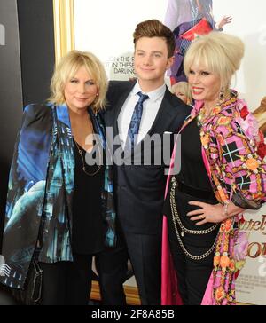 L-R: Jennifer Saunders, Chirs Colfer, Joanna Lumley Wearing Blondes nimmt an der Absolutely Fabulous The Movie New York Premiere Teil, die am Montag, 18. Juli 2016, im SVA Theater in New York City stattfand. Foto von Jennifer Graylock-Graylock.com 917-519-7666 Stockfoto