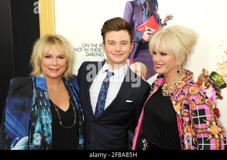 L-R: Jennifer Saunders, Chirs Colfer, Joanna Lumley Wearing Blondes nimmt an der Absolutely Fabulous The Movie New York Premiere Teil, die am Montag, 18. Juli 2016, im SVA Theater in New York City stattfand. Foto von Jennifer Graylock-Graylock.com 917-519-7666 Stockfoto