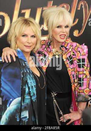 L-R: Jennifer Saunders, Joanna Lumley Wearing Blondes nimmt an der Absolutely Fabulous The Movie New York Premiere Teil, die am Montag, 18. Juli 2016, im SVA Theatre in New York City stattfand. Foto von Jennifer Graylock-Graylock.com 917-519-7666 Stockfoto