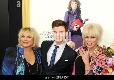 L-R: Jennifer Saunders, Chirs Colfer, Joanna Lumley Wearing Blondes nimmt an der Absolutely Fabulous The Movie New York Premiere Teil, die am Montag, 18. Juli 2016, im SVA Theater in New York City stattfand. Foto von Jennifer Graylock-Graylock.com 917-519-7666 Stockfoto