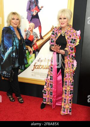 L-R: Jennifer Saunders, Joanna Lumley Wearing Blondes nimmt an der Absolutely Fabulous The Movie New York Premiere Teil, die am Montag, 18. Juli 2016, im SVA Theatre in New York City stattfand. Foto von Jennifer Graylock-Graylock.com 917-519-7666 Stockfoto