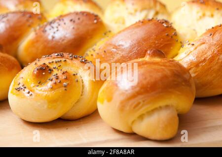 Selbst gemachte Challah-Brot und Brötchen Stockfoto