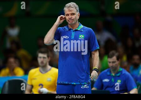 Bernardo Rezende, mit dem Spitznamen Bernardino, Trainer der brasilianischen Volleyballnationalmannschaft und ehemaliger Spieler bei den Olympischen Spielen 2016 in Rio, dem letzten Goldmedaillenspiel Stockfoto