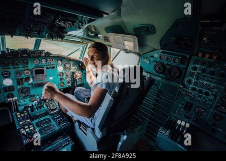 Mann in einem alten verlassenen stillgelegten Passagierflugzeug. Stockfoto