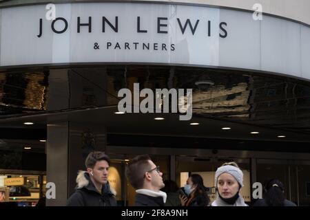 Shopper vor dem Kaufhaus John lewis in der Oxford Street am Super monday, da am 12. April in London, Großbritannien, wieder Geschäfte eröffnet werden, die nicht unbedingt notwendig sind Stockfoto