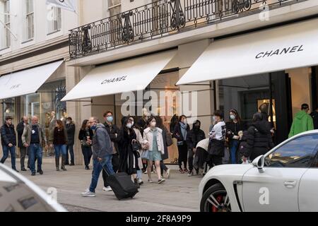 London, 12. April 2021: Die Käufer drängen sich in die Schlange am West End vor dem Channel Store in der Bond Street, Großbritannien Stockfoto