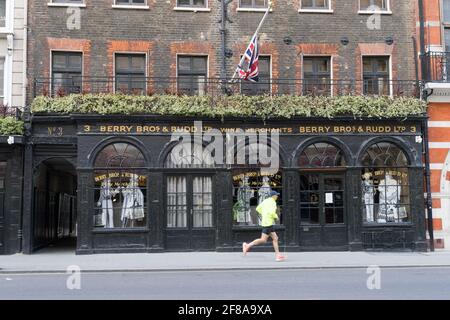 Man läuft am Berry Bros & Rudd Ltd Pub im Zentrum von london vorbei Stockfoto