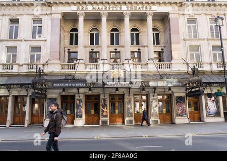 Shopper laufen vor der Phantom Opera her Majesty's Theatre london, Großbritannien Stockfoto